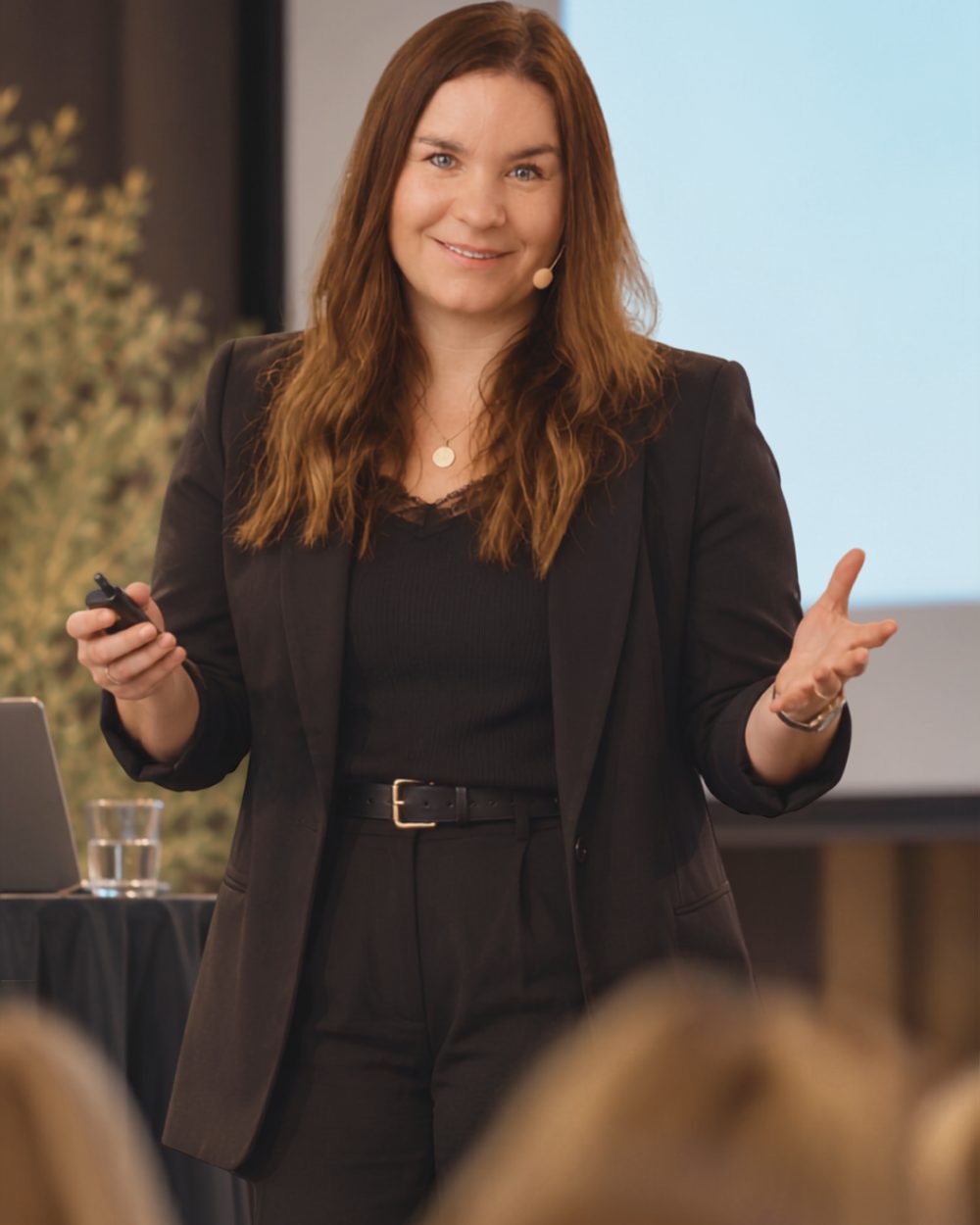 Andrea Blomstrand håller en AI-workshop